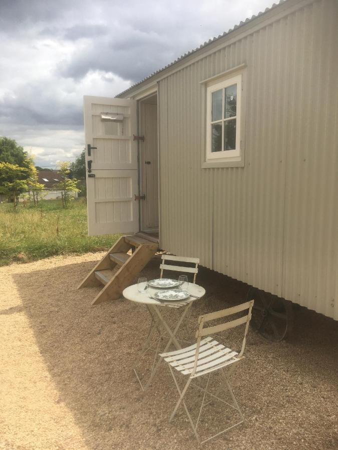 Romantic Secluded Shepherd Hut Hares Rest Southwick  Exterior photo