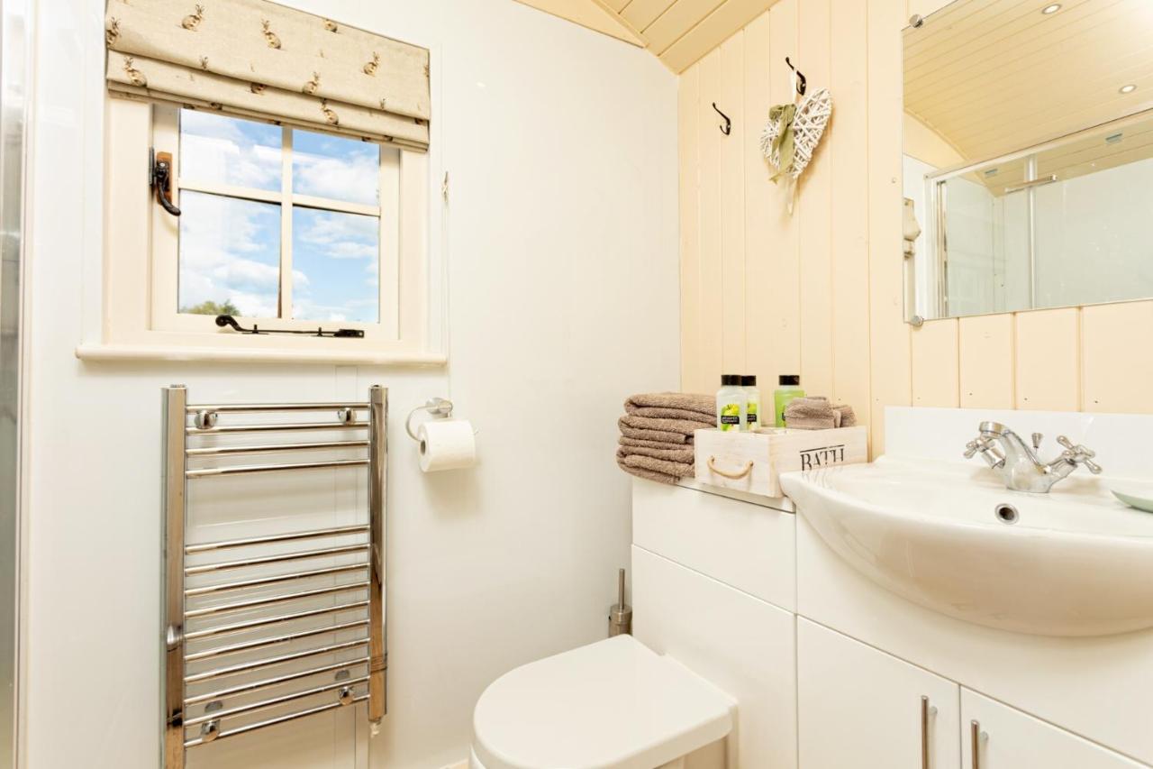 Romantic Secluded Shepherd Hut Hares Rest Southwick  Exterior photo