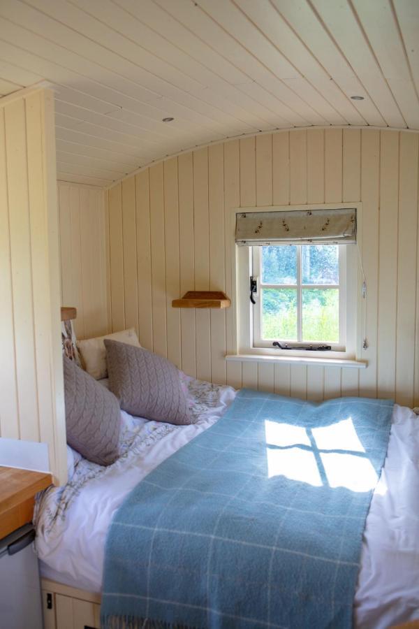 Romantic Secluded Shepherd Hut Hares Rest Southwick  Exterior photo