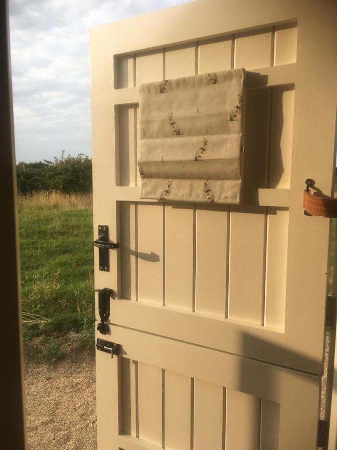Romantic Secluded Shepherd Hut Hares Rest Southwick  Exterior photo